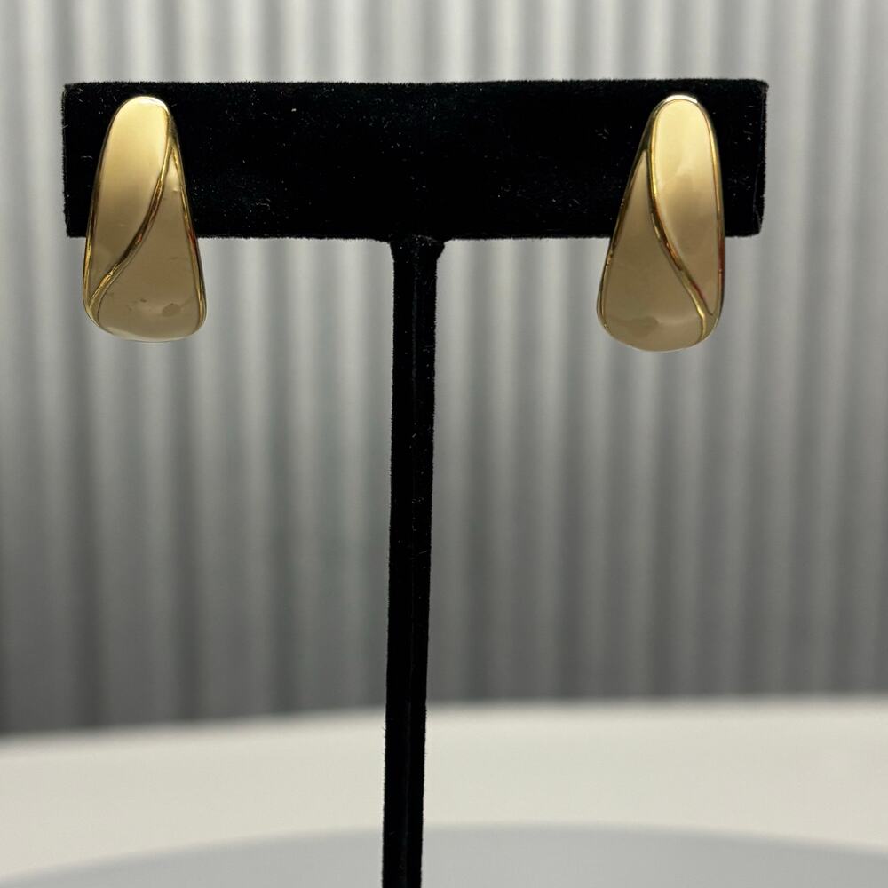 Crown Trifari Clip On‎ Earrings Cream Enamel Gold Tone Abstract Swirl VTG Signed